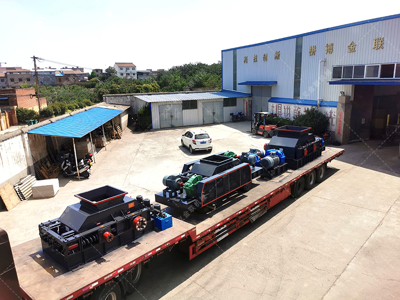1200*1200雙齒輥破碎機，兩臺900*900軌道移動雙齒輥破碎機發往云南