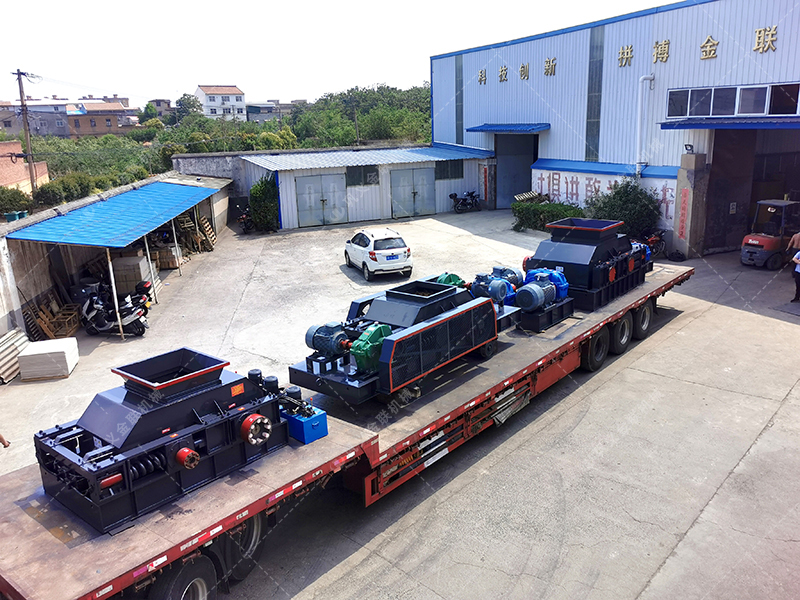 1200*1200雙齒輥破碎機，兩臺900*900軌道移動雙齒輥破碎機發往云南